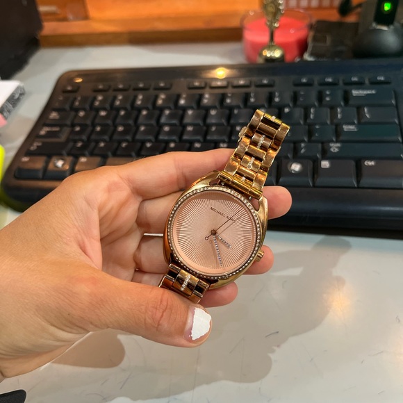 Micheal Kors rose gold watch✨😍 - Picture 3 of 9